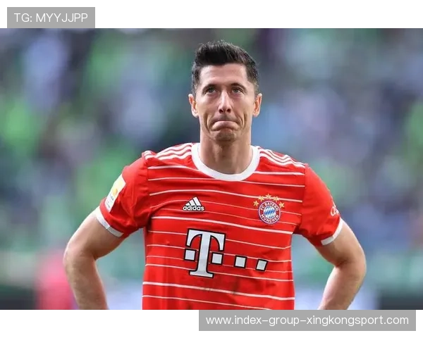 莱万利用假动作晃过后卫，拜仁斩获巨大优势空间——战术洞察与营销启示