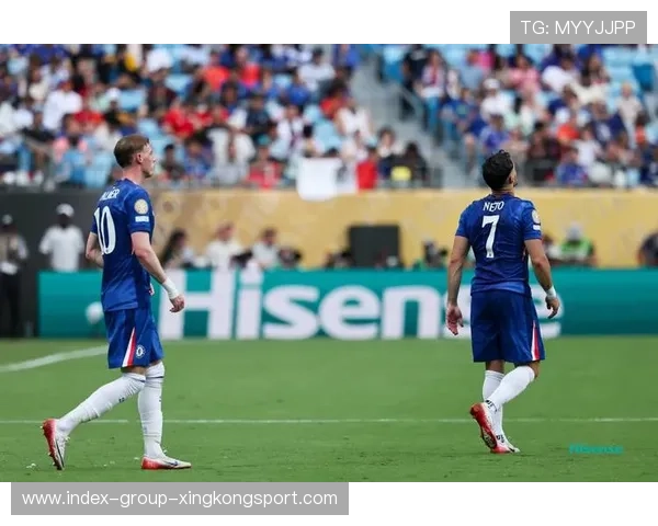 切尔西压迫造成对方失误，帕尔默补射偏出